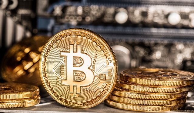 Bitcoin rekor tazeledi: 122 bin doları aştı!